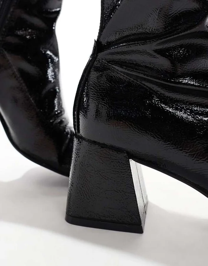 Stradivarius heeled boots in patent black - Image 2