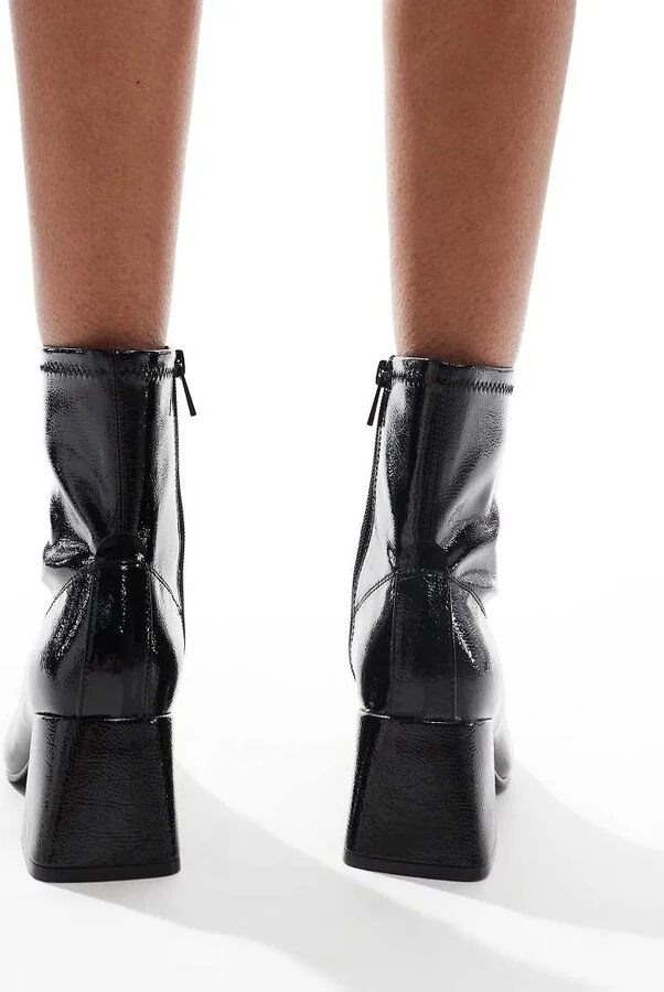 Stradivarius heeled boots in patent black - Image 3