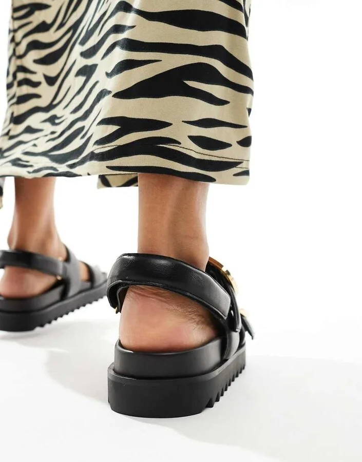 Stradivarius wide fit buckle sandals in black - Image 2