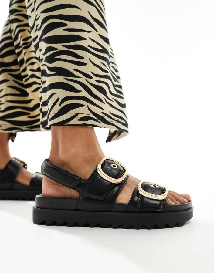 Stradivarius wide fit buckle sandals in black - Image 3