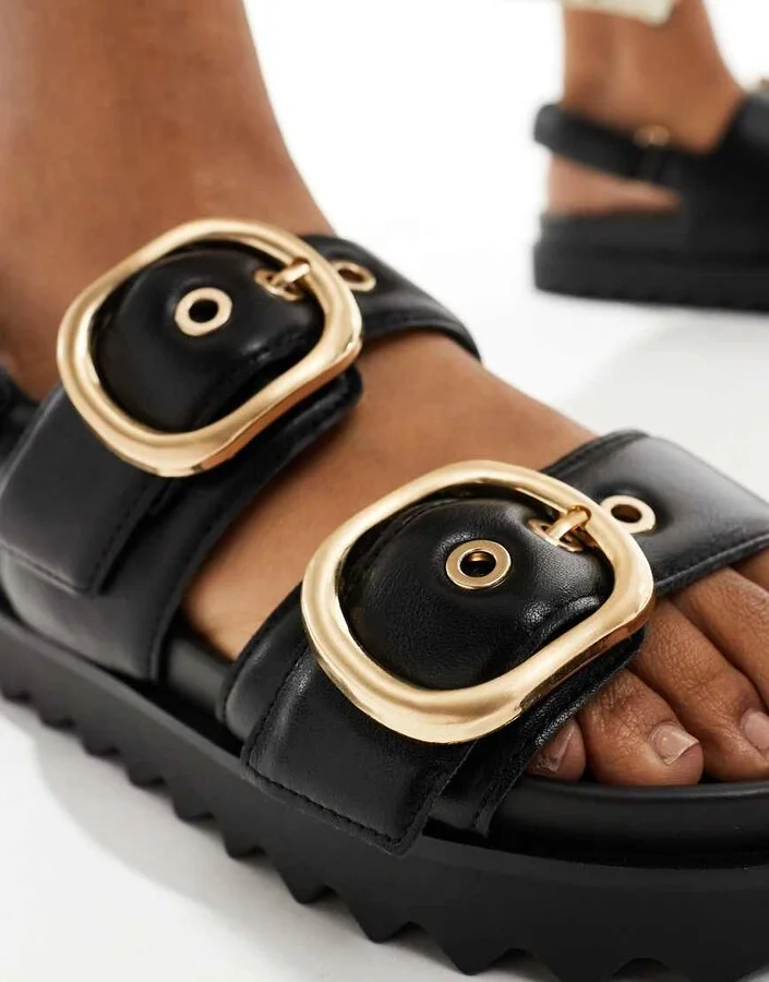 Stradivarius wide fit buckle sandals in black - Image 4
