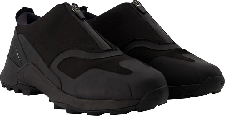 Swift R3 Low Gtx Sneakers in Black Fabric