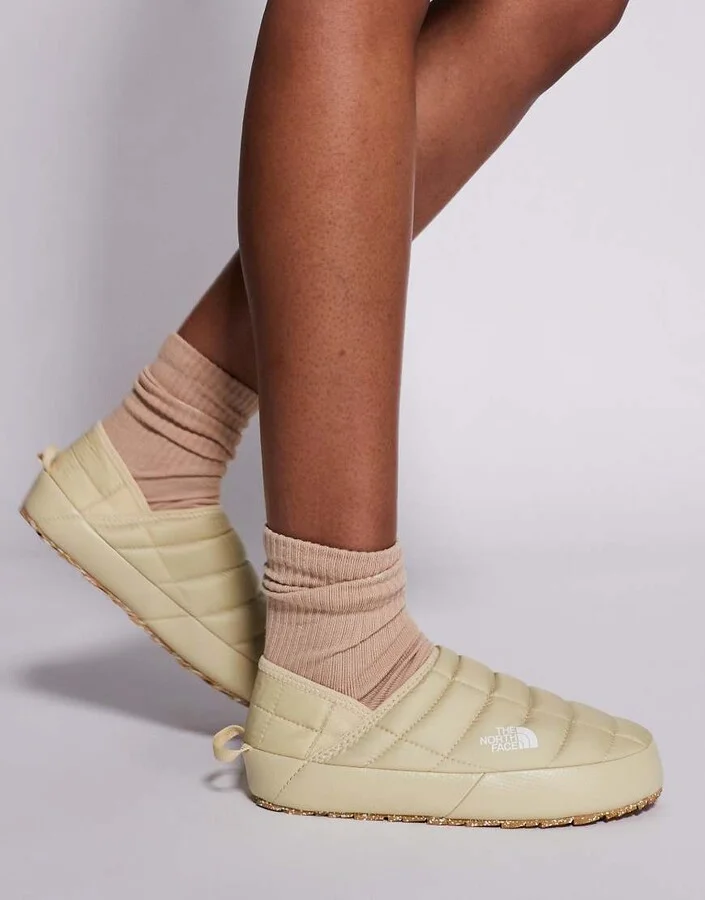 The North Face Thermoball insulated traction mule in gravel beige - Image 2