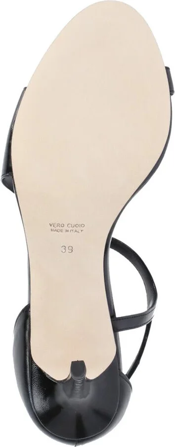 The Seller With Heel - Image 5