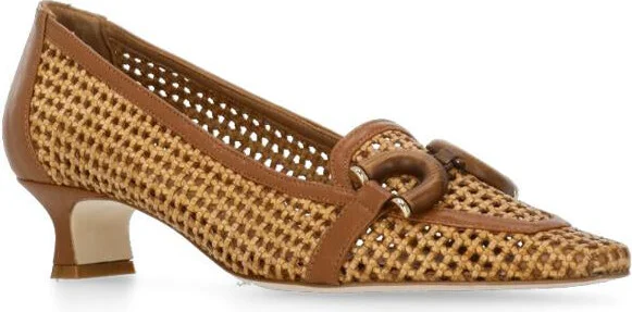 The Seller With Heel - Image 3