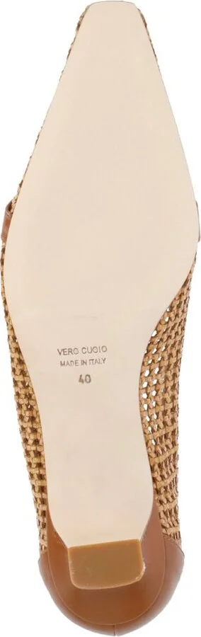 The Seller With Heel - Image 5