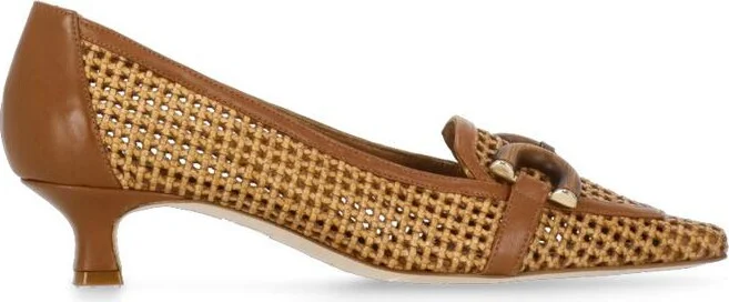 The Seller With Heel
