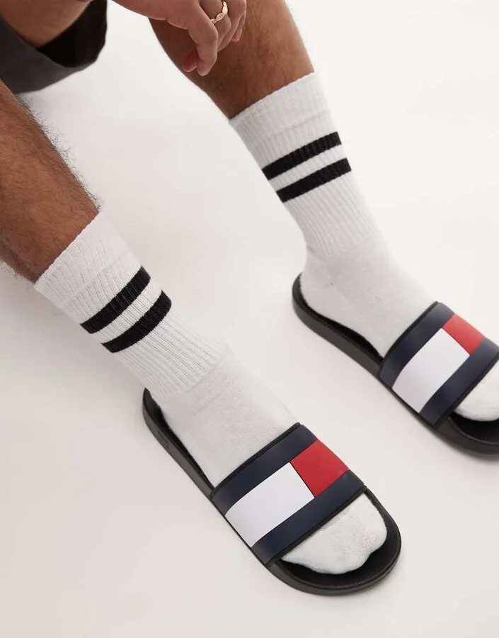 Tommy Hilfiger rubber flag slides in black - Image 4