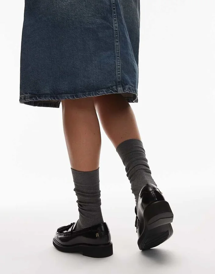 Tommy Hilfiger tassel leather loafers in black - Image 2