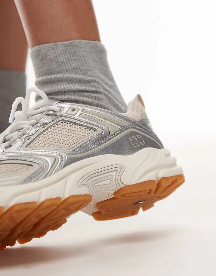 Tommy Jeans Archive 97 retro sneakers in off white and silver with rubber sole - Image 3