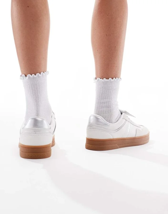 Tommy Jeans Greenwich sneakers with gum soles in white and silver - Image 2