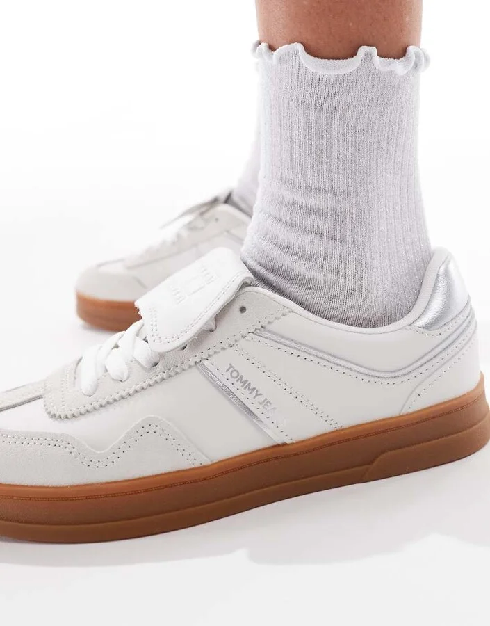 Tommy Jeans Greenwich sneakers with gum soles in white and silver - Image 3