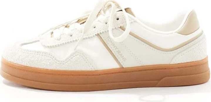 Tommy Jeans greenwich suede sneakers with gum sole in off white and gold - Image 2