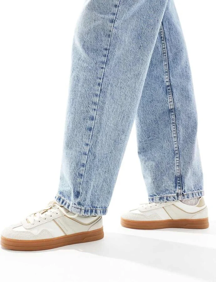 Tommy Jeans greenwich suede sneakers with gum sole in off white and gold - Image 3