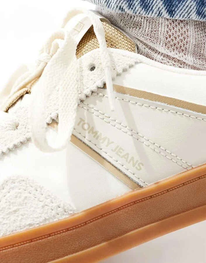 Tommy Jeans greenwich suede sneakers with gum sole in off white and gold - Image 4