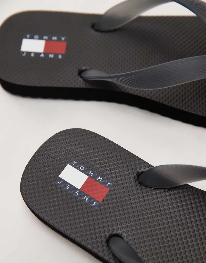 Tommy Jeans logo flip flops in black - Image 2