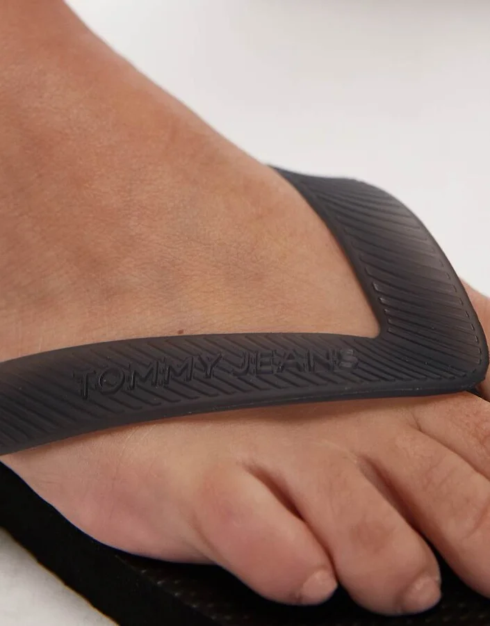 Tommy Jeans logo flip flops in black - Image 3
