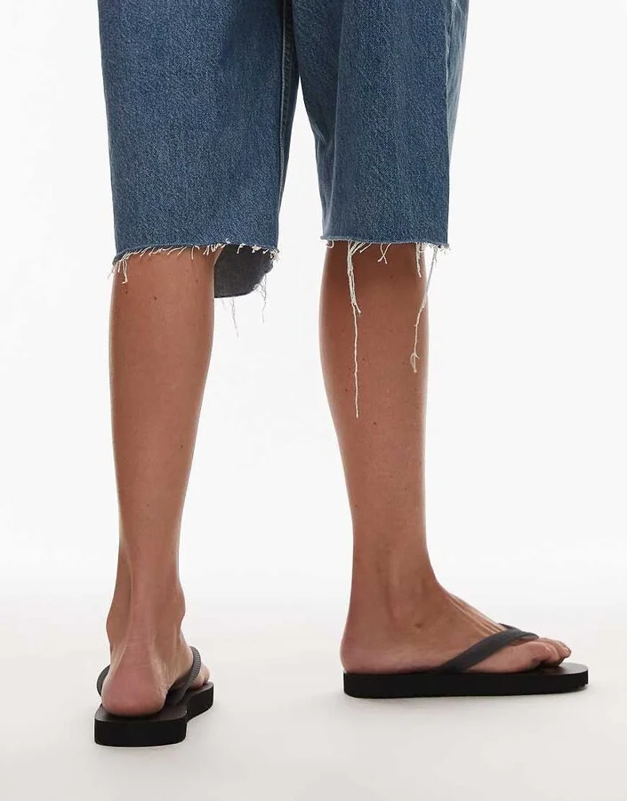Tommy Jeans logo flip flops in black - Image 4