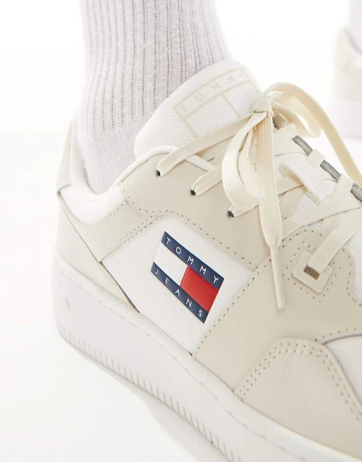 Tommy Jeans Retro basketball essential sneakers in off white - Image 4