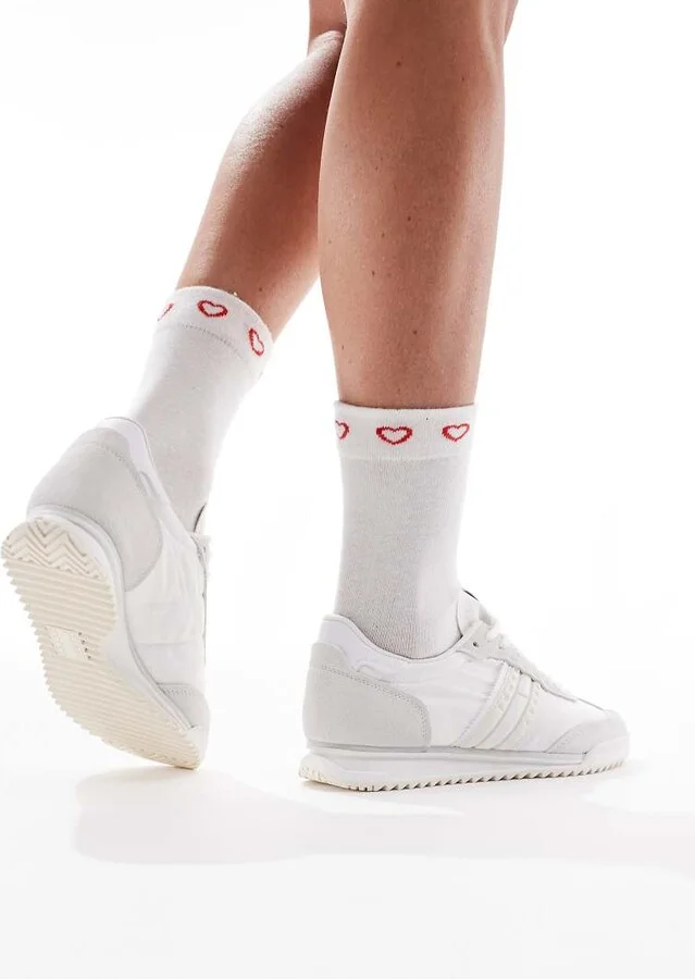 Tommy Jeans retro runner cleated sneakers in off white - Image 2