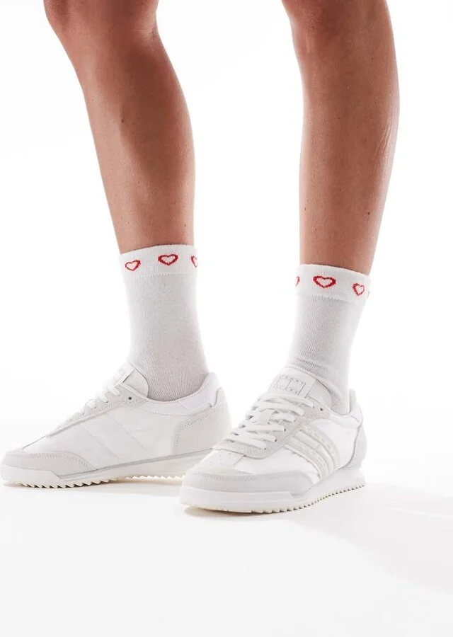 Tommy Jeans retro runner cleated sneakers in off white - Image 4