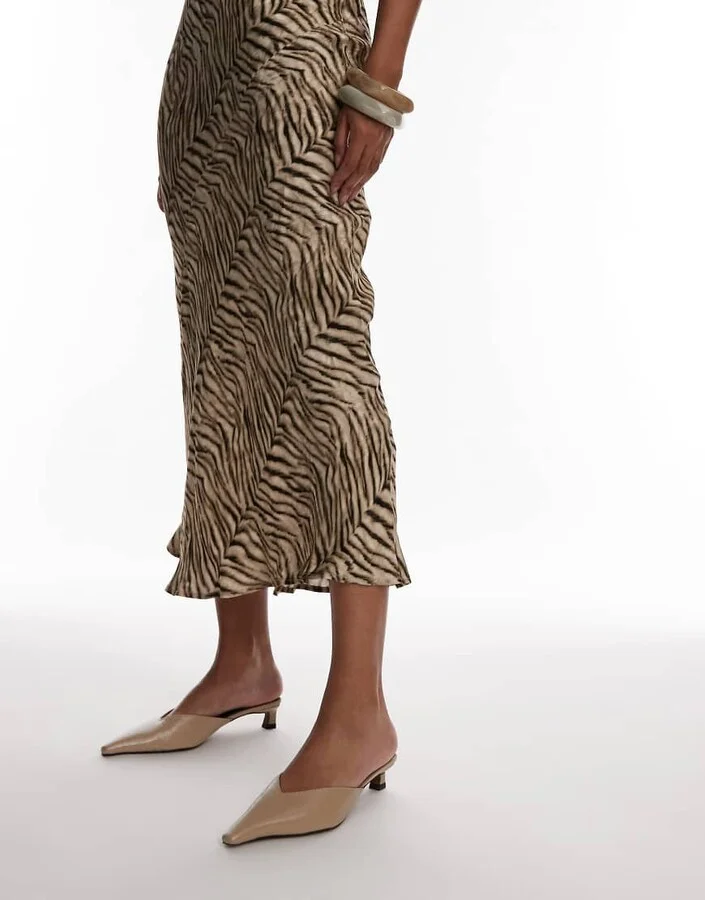 Topshop Dolly closed toe heels in taupe - Image 3