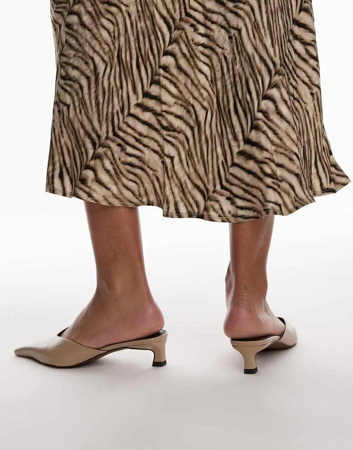 Topshop Dolly closed toe heels in taupe - Image 4
