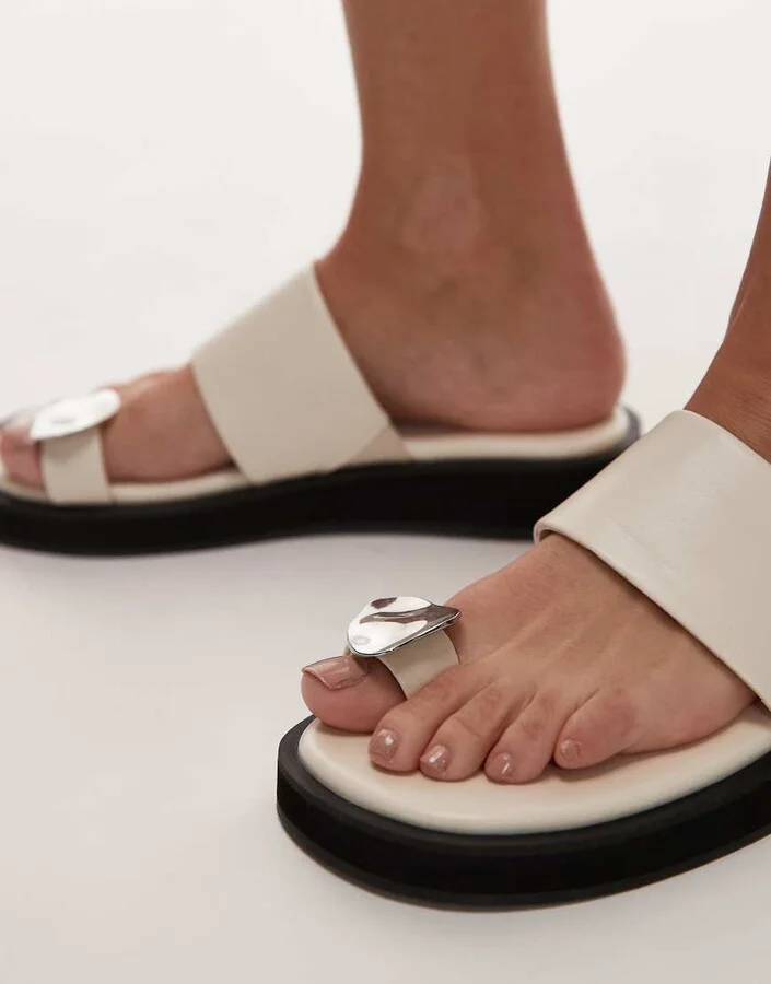 Topshop Jules molten toe piece sandals in off white - Image 3