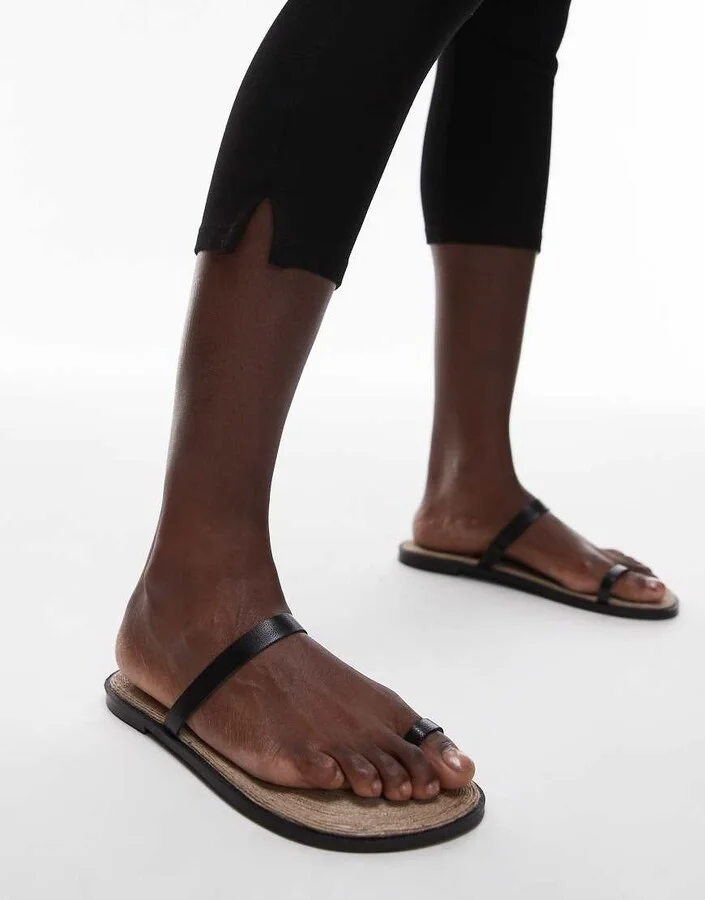 Topshop Kik leather toe loop flat sandals in black - Image 4
