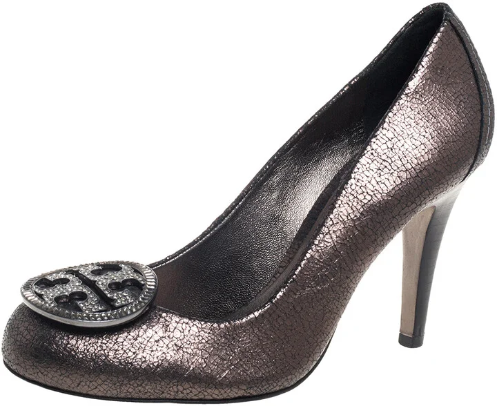 Tory Burch Metallic Grey Leather Embellished Logo Pumps Size 38.5