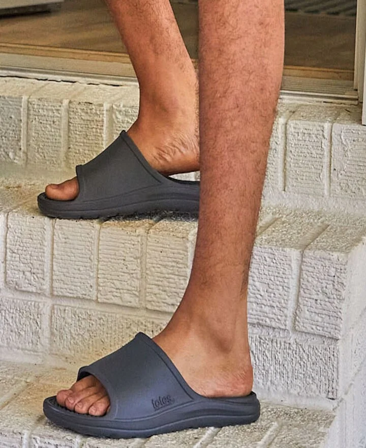 Totes Men's Everywear Sport Slides - Image 6