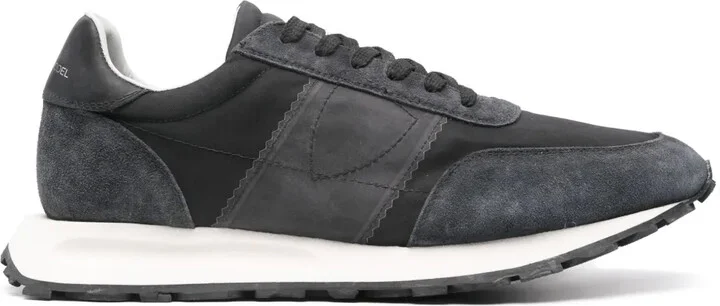 Tour sneakers