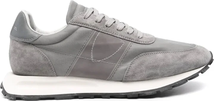 Tour sneakers