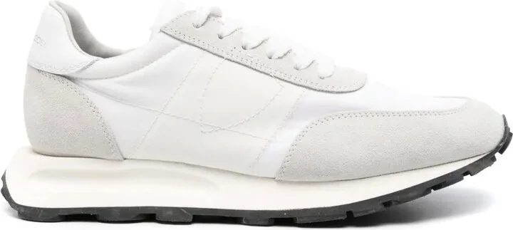 Tour sneakers