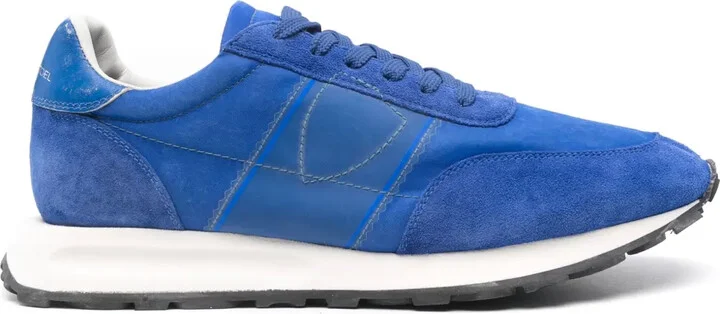 Tour sneakers