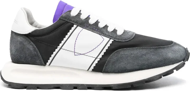 Tour sneakers