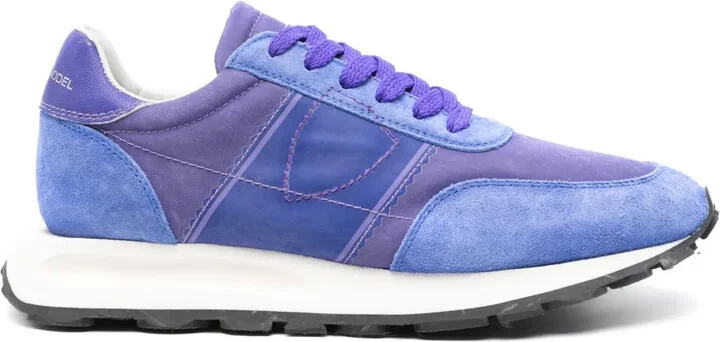 Tour sneakers