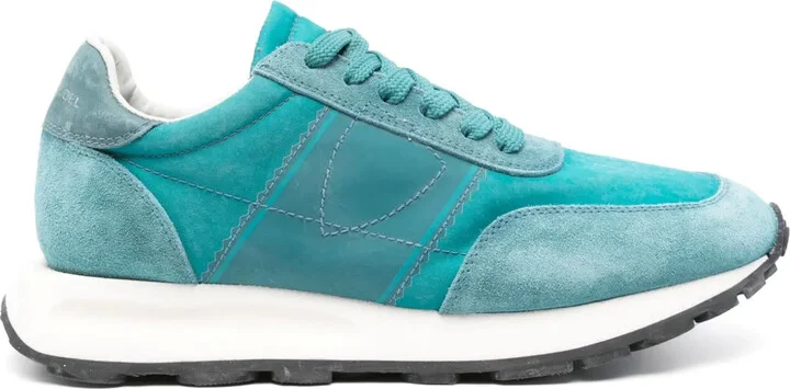 Tour sneakers