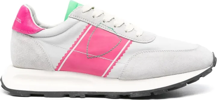 Tour sneakers