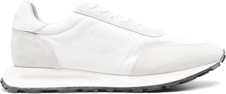 Tour sneakers