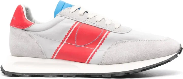 Tour sneakers