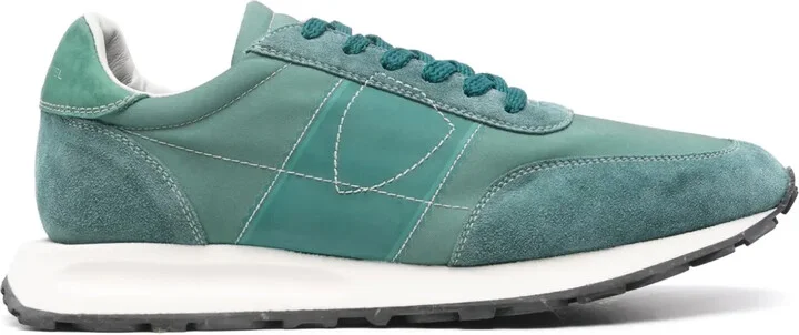 Tour sneakers