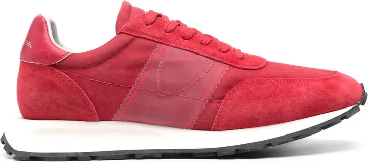 Tour sneakers