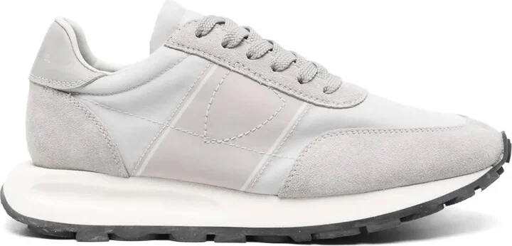 Tour sneakers