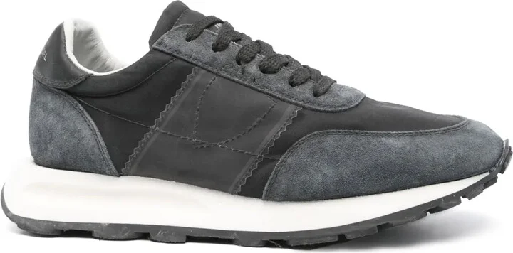 Tour sneakers