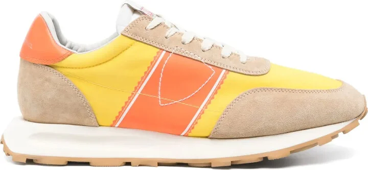 Tour sneakers