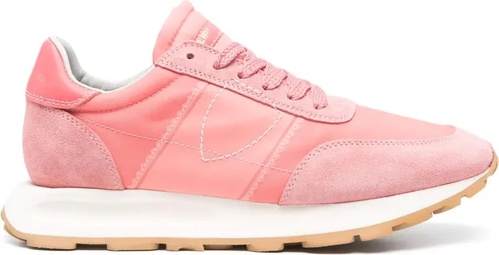 Tour sneakers