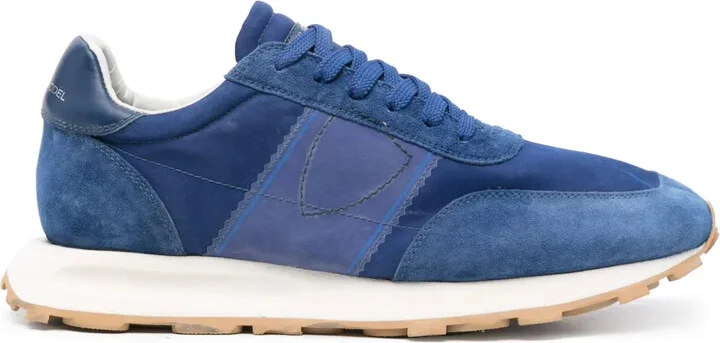 Tour sneakers