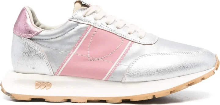 Tour sneakers