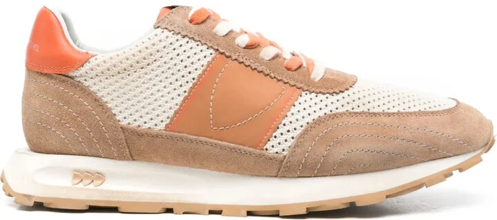 Tour sneakers